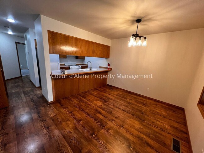 Building Photo - 8233 N Ridgewood Dr