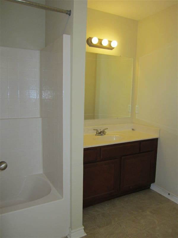 Building Photo - 2 br, 2.5 bath Condo - Wellington Court Co...