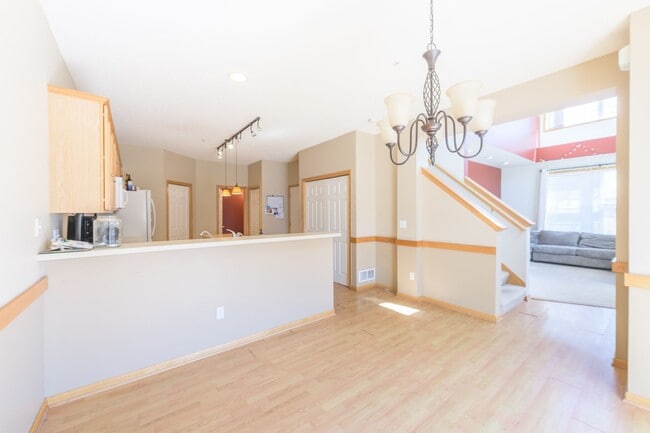 Building Photo - Awesome 2 bed townhouse in plymouth!