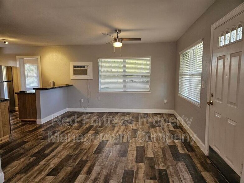 Building Photo - 433 South Dr