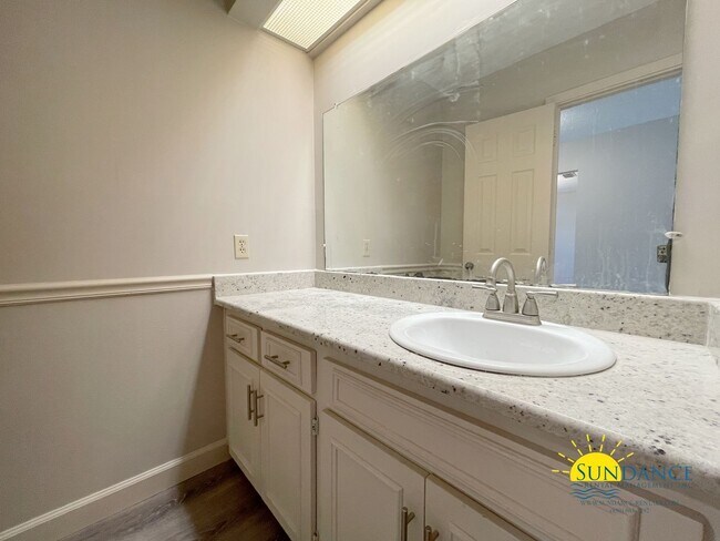 Building Photo - Stunning 3 Bedroom Townhome in Shalimar!