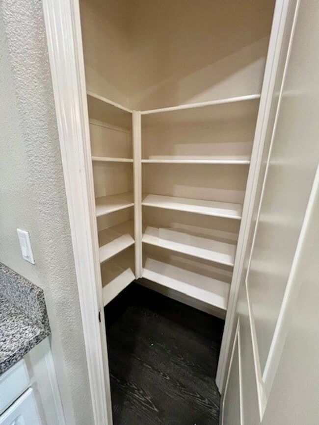 Building Photo - Northwest Bakersfield Gated Home