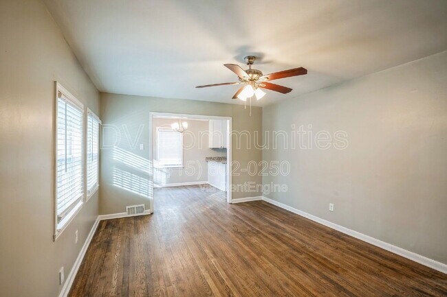 Building Photo - 927 Byron Dr SW