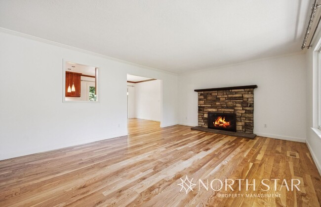 Building Photo - Beautiful Lake Oswego Ranch Home in Red Fo...