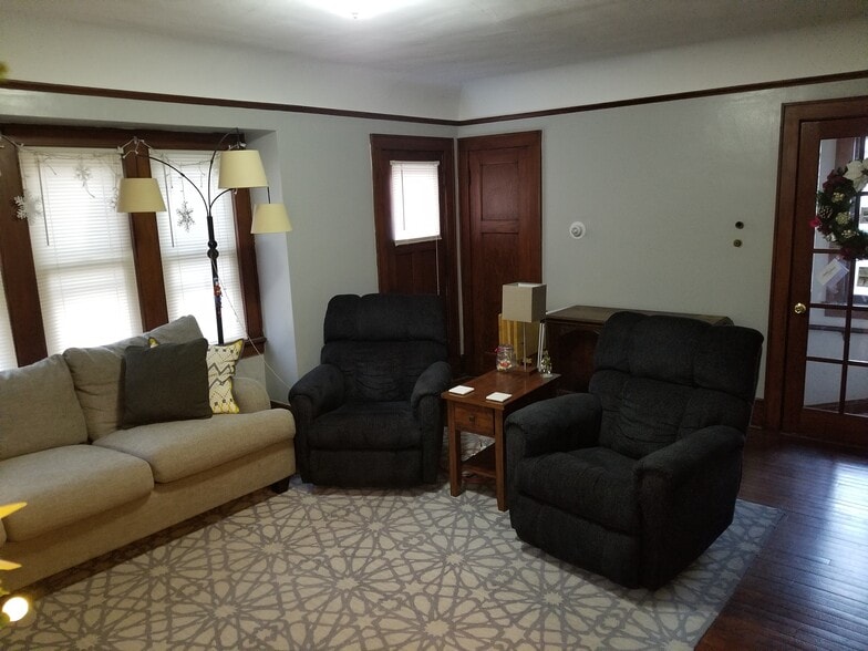 Large livinge! - 5717 W Vliet St