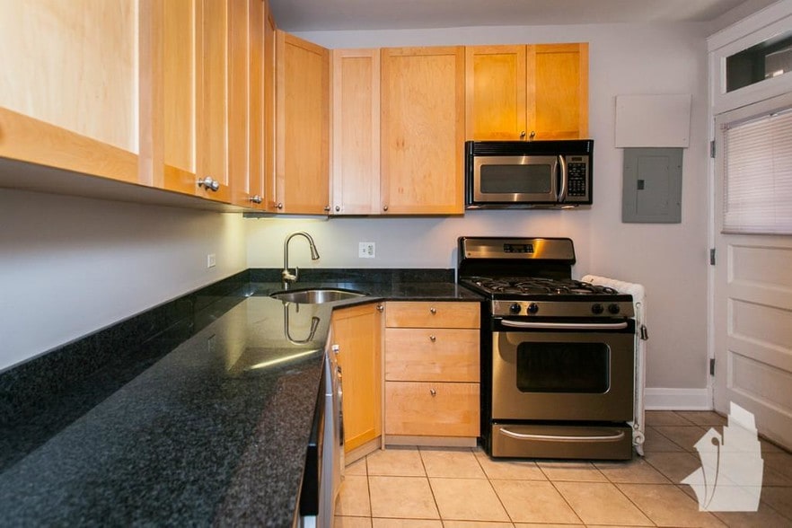 Building Photo - 538 W Cornelia Ave