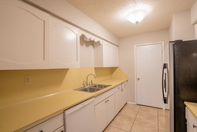 Building Photo - 6119 S Troost Ave