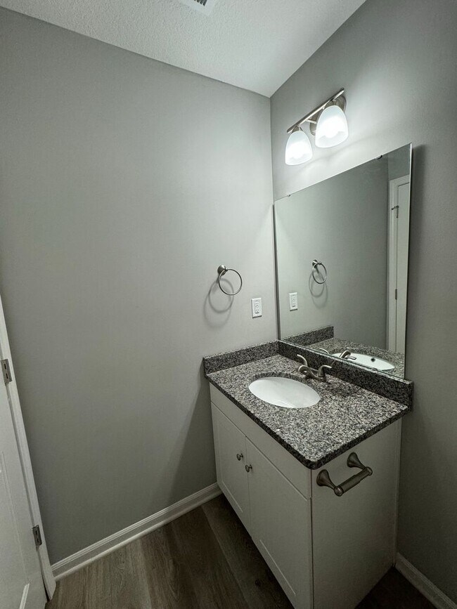 Building Photo - Well-Maintained 2BR/2.5BA Townhome w/ Garage