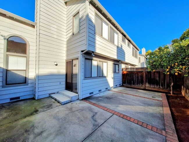 Building Photo - Beautiful 2bd Townhouse With Attached Garage, Private Patio, Pool/Hot Tub, & Clubhouse!