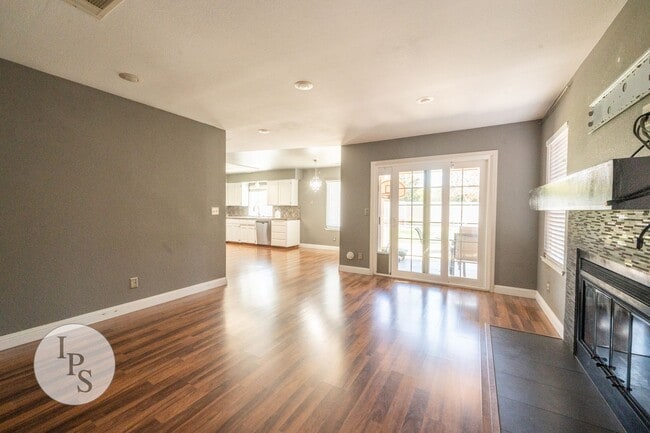 Building Photo - WoodWard Lake Home, 3BR/2.5BA, Built 1986 ...