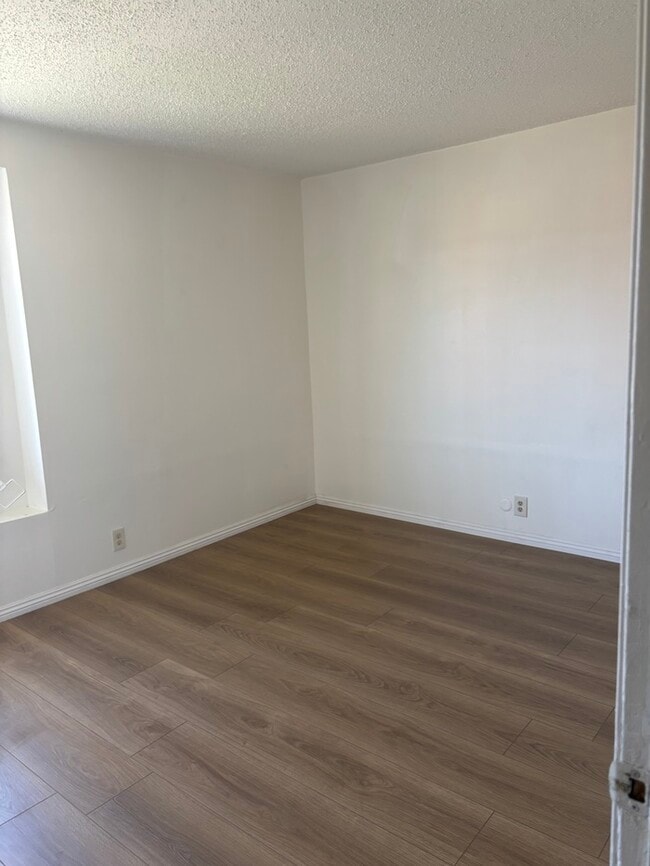 Building Photo - Pet-Friendly Spacious 4-Bedroom Condo in G...