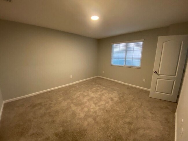 Building Photo - 3 Bedroom 2.5 Bath Townhouse in Eden at Cr...