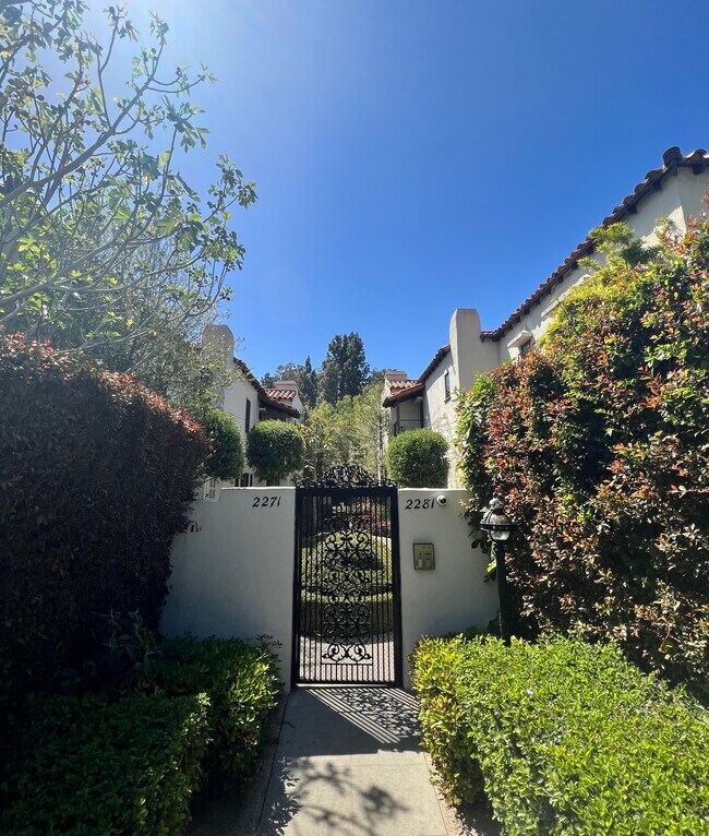 Building Photo - 2281 N Beachwood Dr