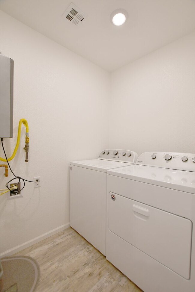 Building Photo - Painted Prairie Town Home for Rent! Brand ...