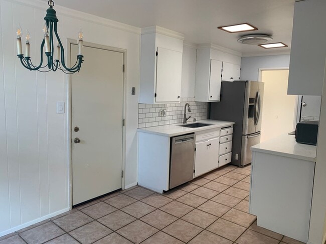 Building Photo - Updated 3 Bedroom Home Near Chestnut Park