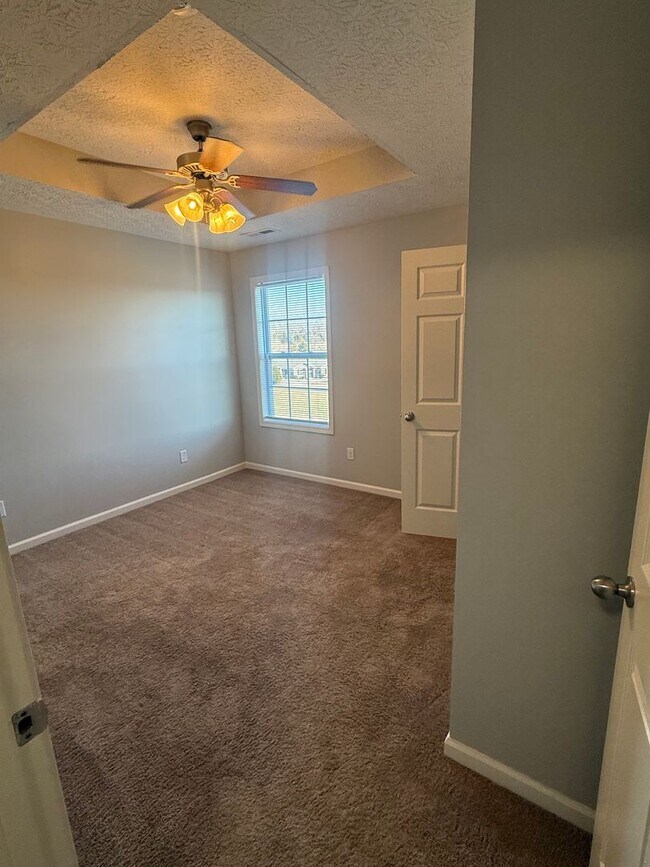 Building Photo - HALF OFF ONE MONTH AT UPPER STONE!