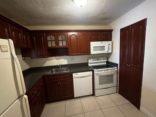 Building Photo - 8020 N Colony Cir