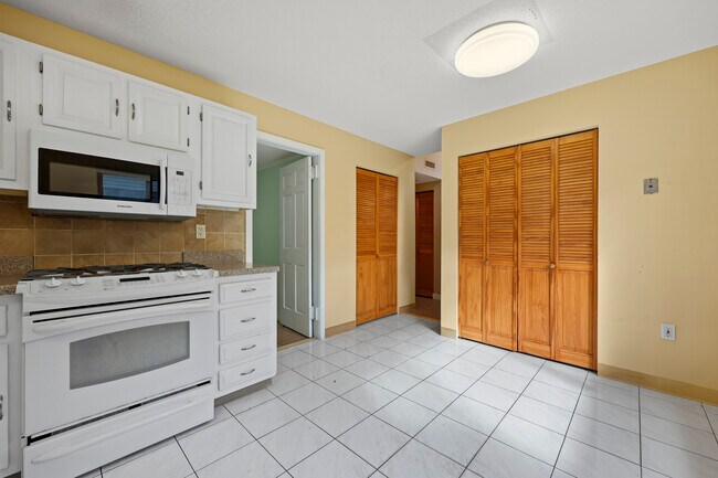 Building Photo - 27 Farmington Chase Crescent