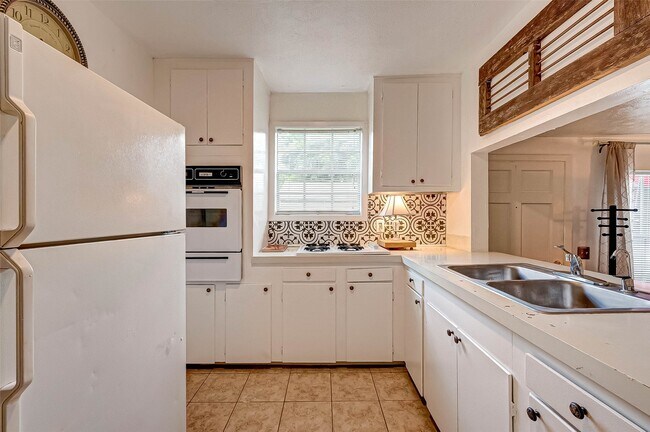 Building Photo - 6018 Berendo St