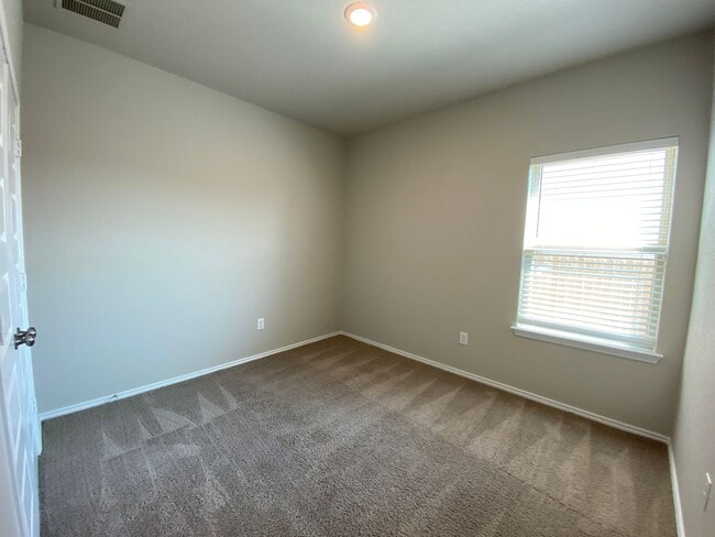 Building Photo - Fabulous 4/2 single story conveniently loc...