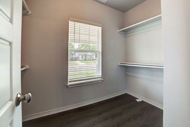 Building Photo - Clean, Crisp, Open Concept 3/2 Near TU