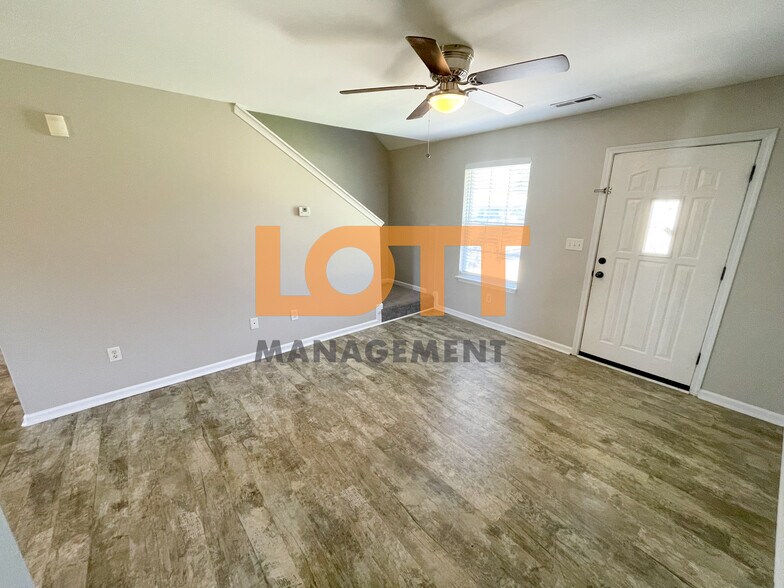 Building Photo - 204 Jarrett Ln