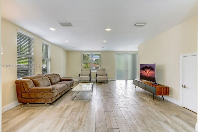 Building Photo - 1620 NE 110th St