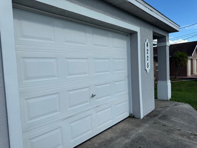 Building Photo - Experience this Cape Coral 3 bedroom 2 bath corner duplex with 1 car garage and screened in lanai.