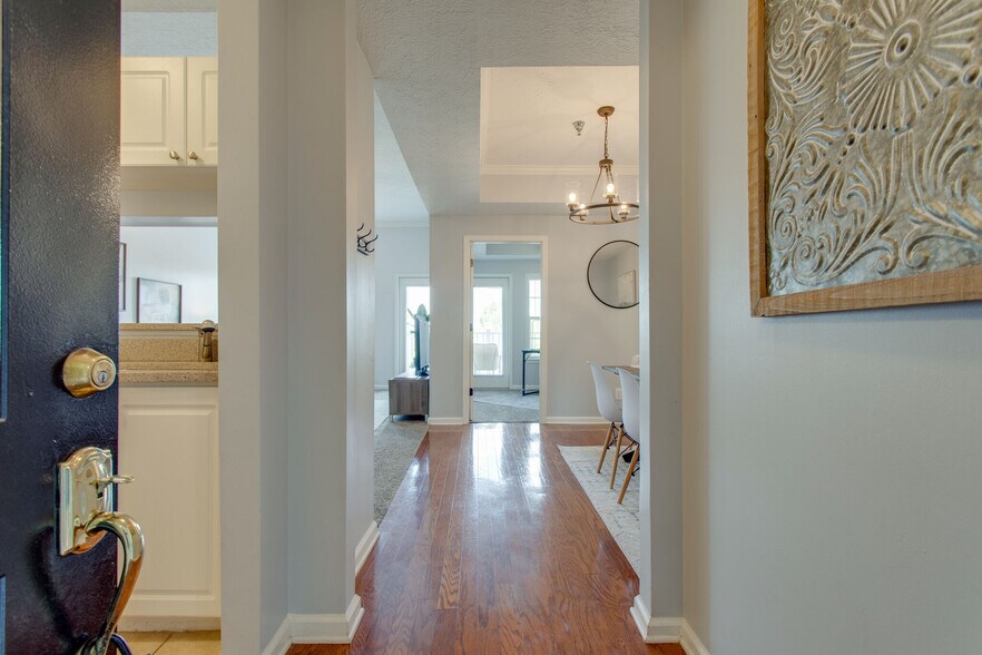 Walking In - 2025 Woodmont Blvd
