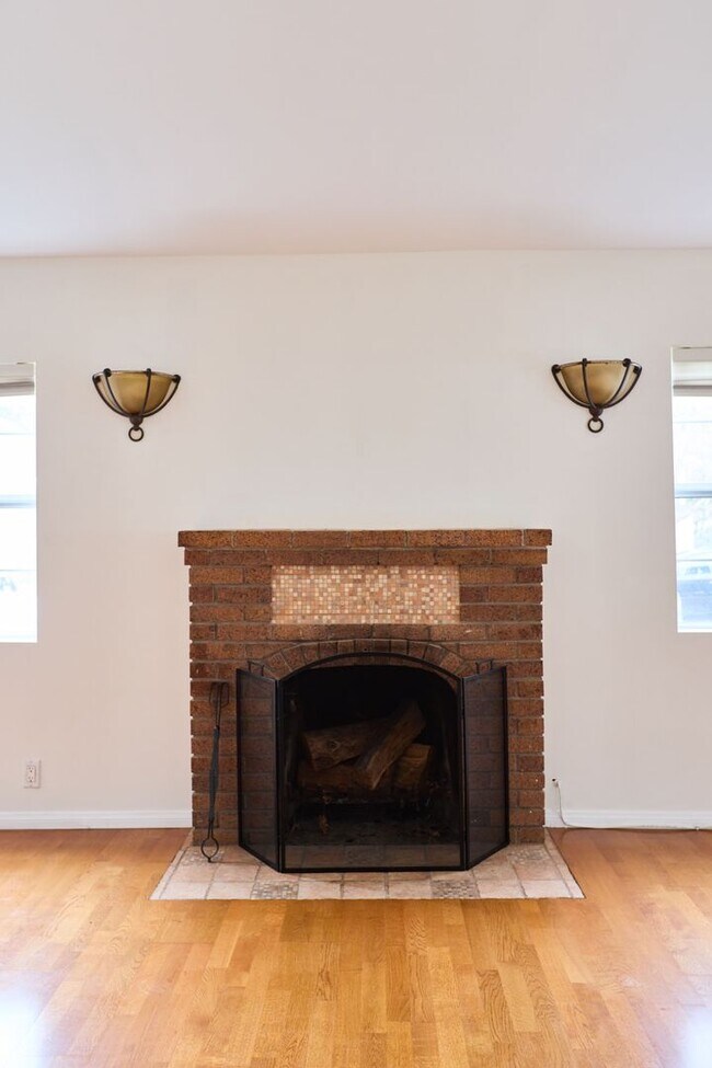 Building Photo - Edenhurst Ave. 3730 -RENTALS