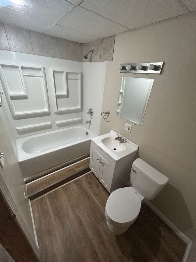 Building Photo - All utilities are included: 1-bedroom apartment in Yorktown $775