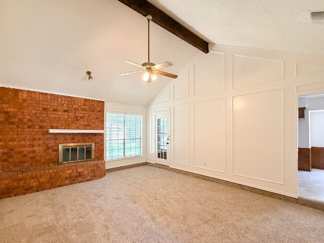 Building Photo - 3 Bedroom, 2 Bath Home in Burleson - Great Location!