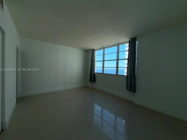 Building Photo - 801 Brickell Bay Dr