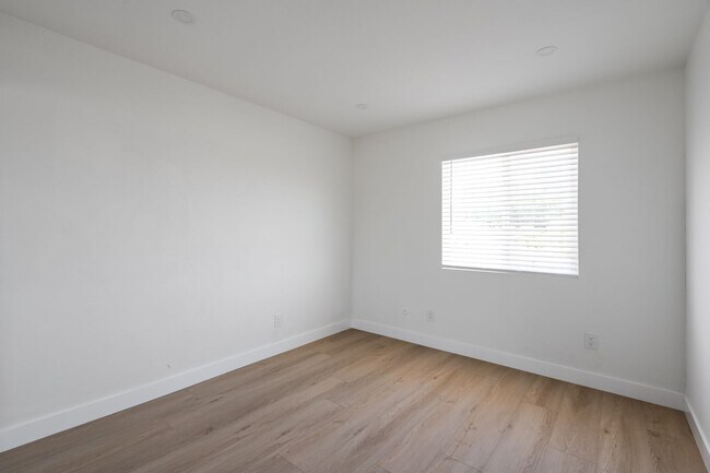 Building Photo - Private pool with canyon views!