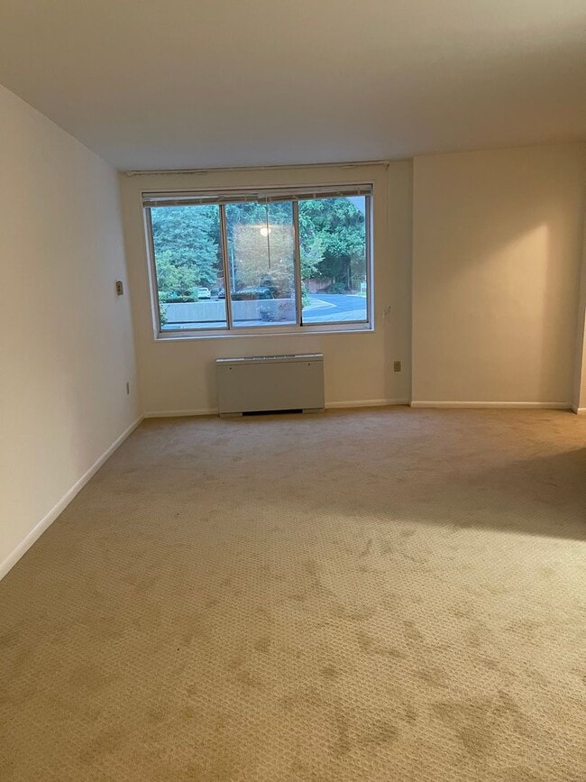 Building Photo - Fabulous LOCATION -- Studio located in Grosvenor Park with ALL UTILITIES included.