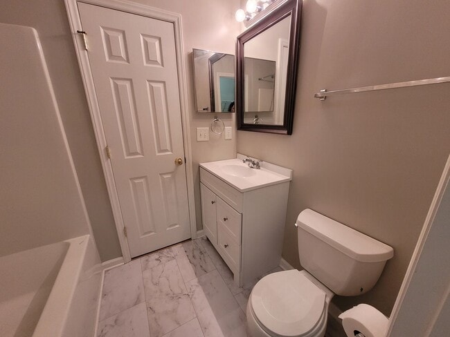 Building Photo - Great 2 Bedroom 2 Bath Townhouse