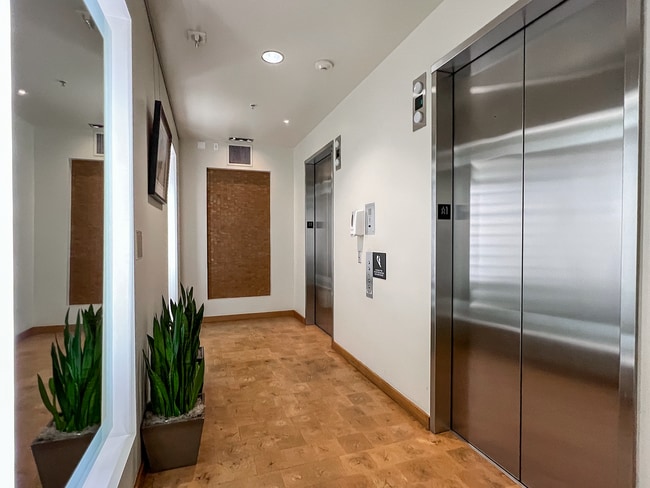 Building Photo - Beautiful 1 Bed 1 Bath Waterfront Condo w/...