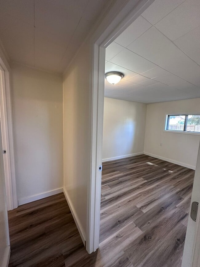 Building Photo - Charming Two Bedroom
