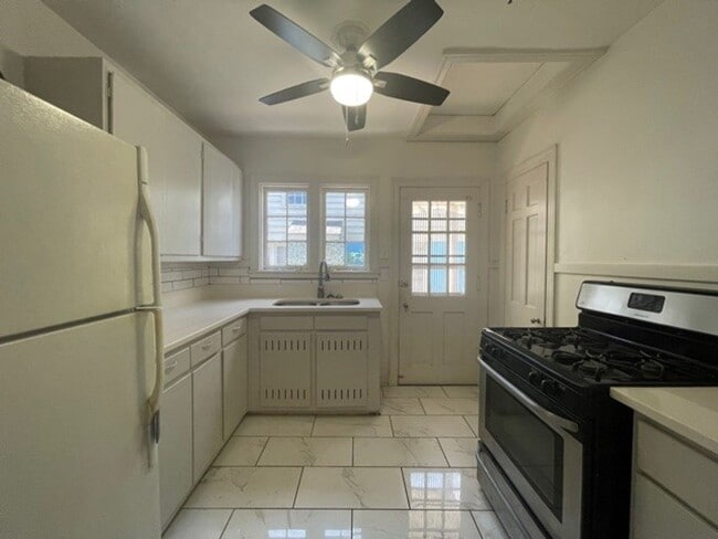 Building Photo - 1 bedroom duplex with washer and dryer