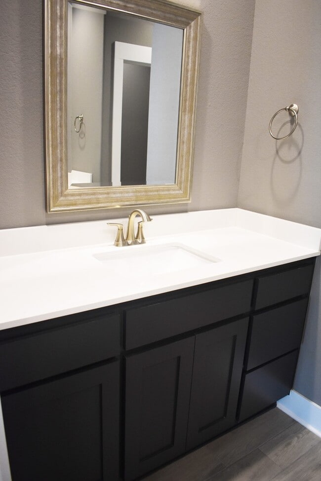 Building Photo - Luxurious 4 Bedroom 2.5 Bathroom in the Heart of Fayetteville, Arkansas!!