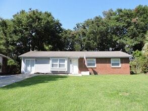 Building Photo - Convenient Norttheast location!