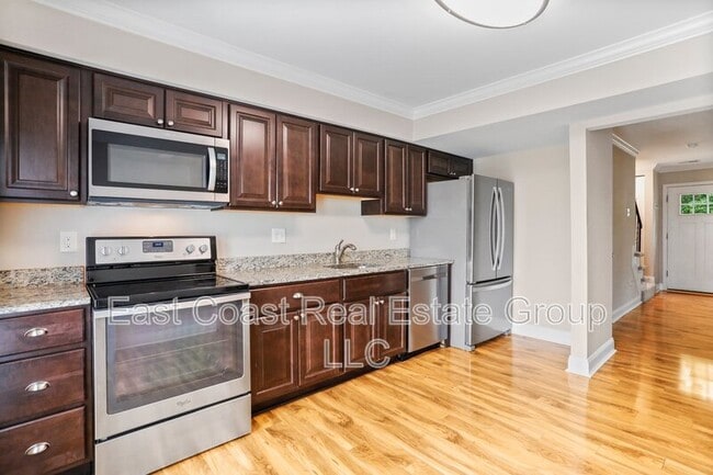 Building Photo - 575 Lancaster Pl