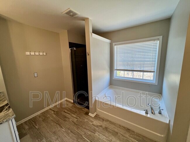 Building Photo - 1316 Emory Ln NW