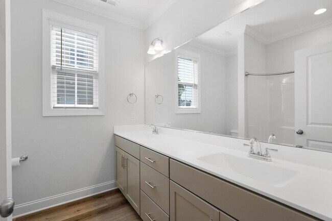 Building Photo - Dream Home in Hampstead!