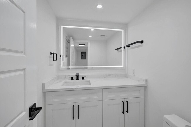 Building Photo - 3050 N Palm Aire Dr