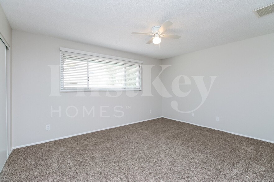 Building Photo - 804 E Carmen St