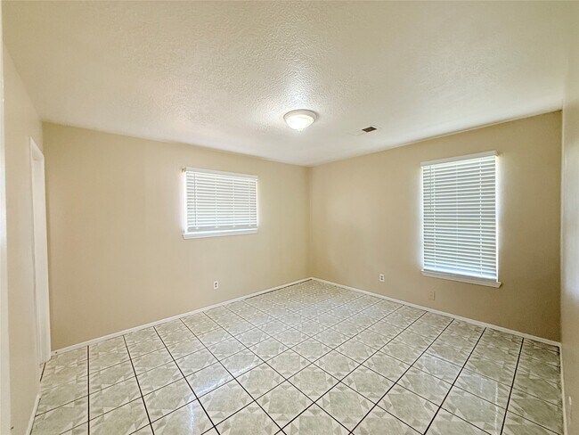 Building Photo - 6910 Pella Dr