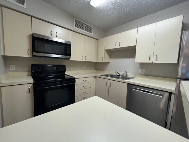 Building Photo - 2/1 Condo in Gated Lakefront Altamonte Com...