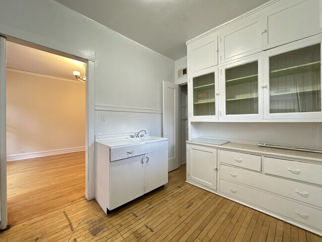 Building Photo - 1312 Oak Ave