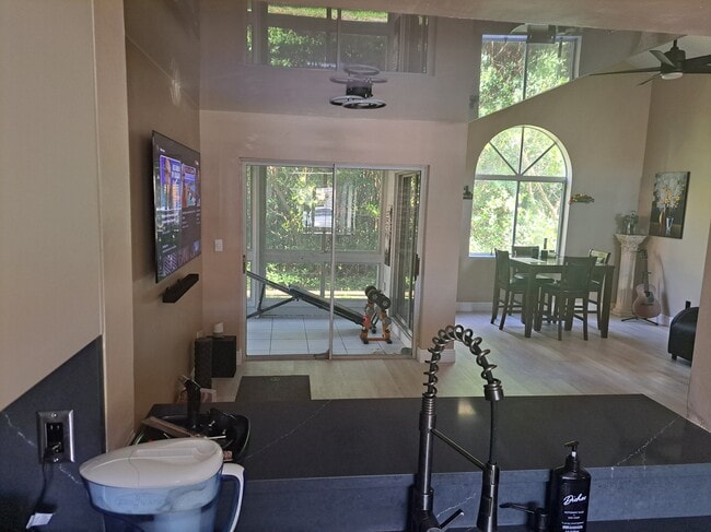 Building Photo - 1077 SE 6th Ave